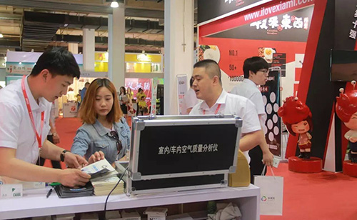 現(xiàn)場進行空氣檢測 現(xiàn)場進行空氣檢測